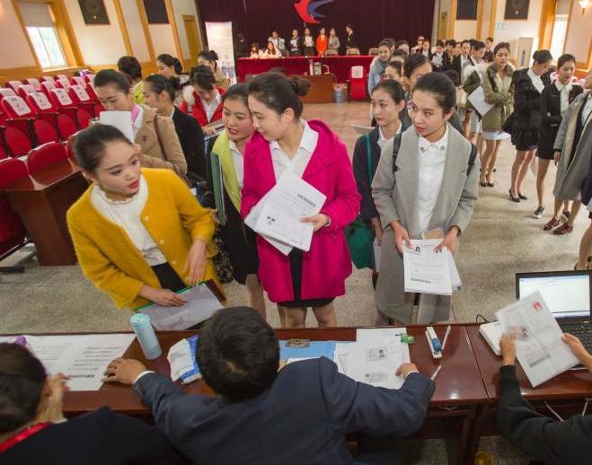 “90后”美女竞聘空乘 颜值瞬间爆表”