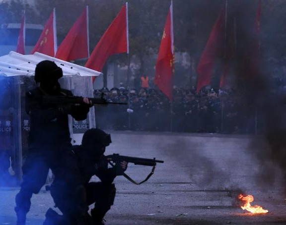 郑州警方千名民警实战演练”