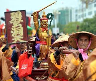 江西南丰民间“踩街”活动”