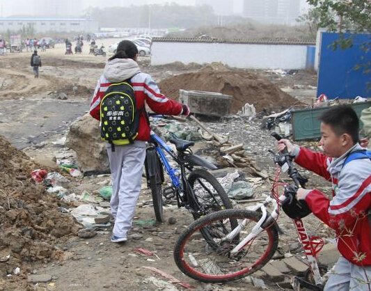 ֣��һѧУ������ѧ�紩Խս�ء�ǰ�ߡ���