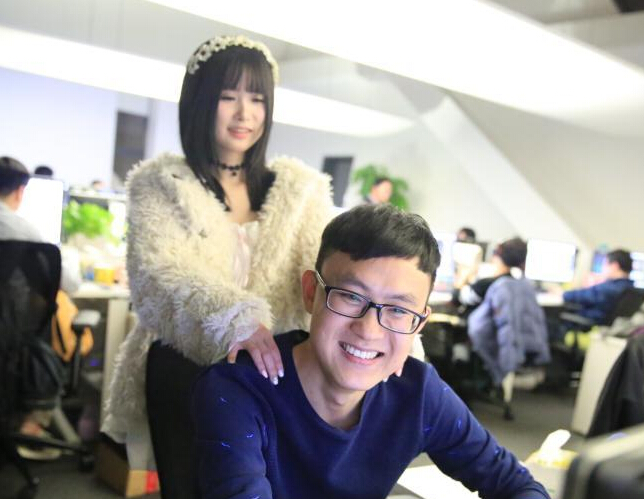 �Ϻ�һ��˾������ ��Ů��Ϸ����ʦΪְԱ��Ħ��