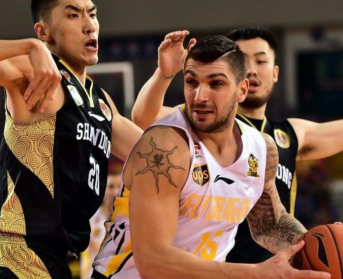 CBA联赛第4轮:北京北控主场102比108负于山东队”