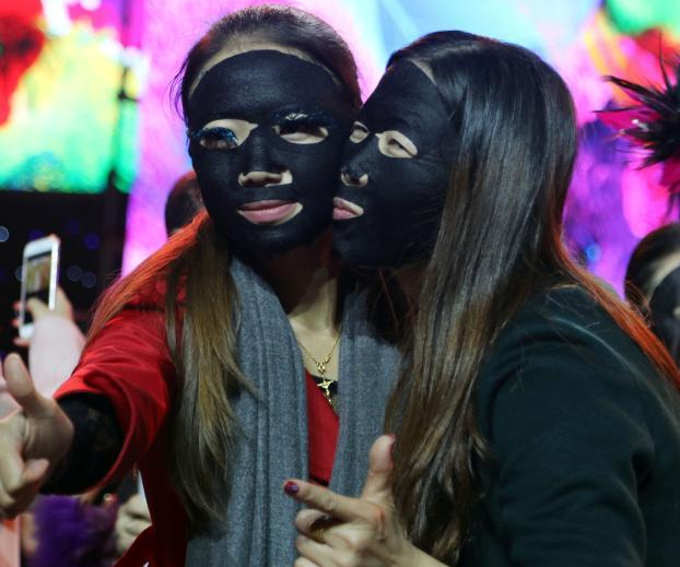 �Ϻ��ٰ�ǧ�˷���Ĥ� �ɹ������¼�¼��