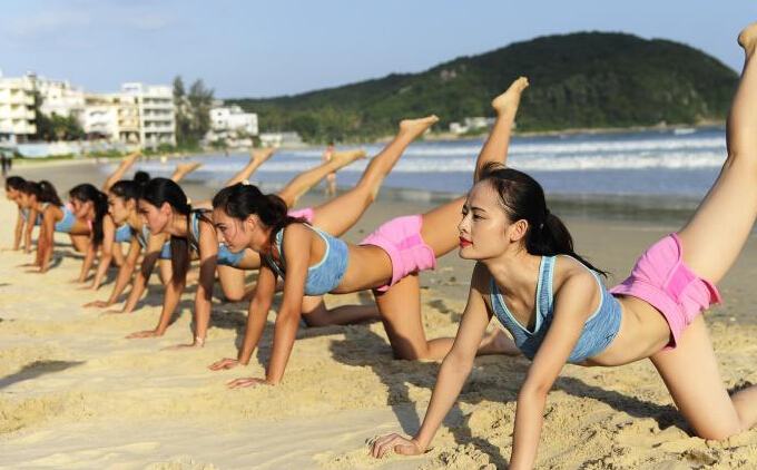 �ɶ���ѧŮ�ӽ���������ѵ����