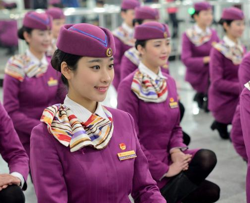 成渝高铁“动妹”亮相 服务标准堪比空姐”