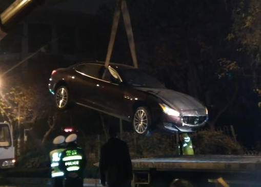 �人һ��ɯ����ײ����Ŷ� ˾����Ը������