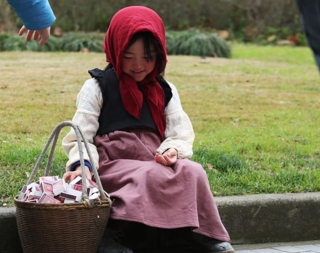 上海现“卖火柴的小女孩儿” 呼吁关爱贫困儿童”