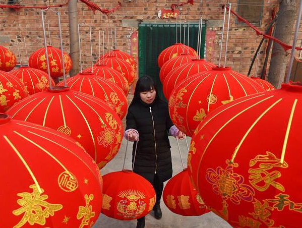 河南武陟:做灯笼 迎猴年”