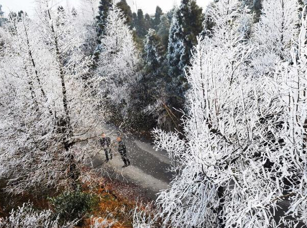 江西南昌现雾凇美景 游客纷至沓来”