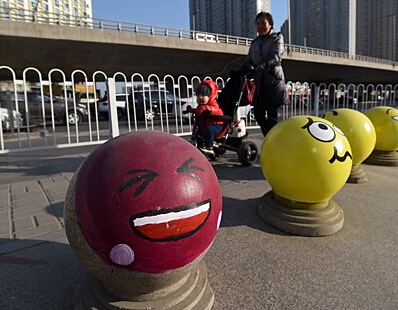 太原街头卡通表情隔离墩“萌哒哒””