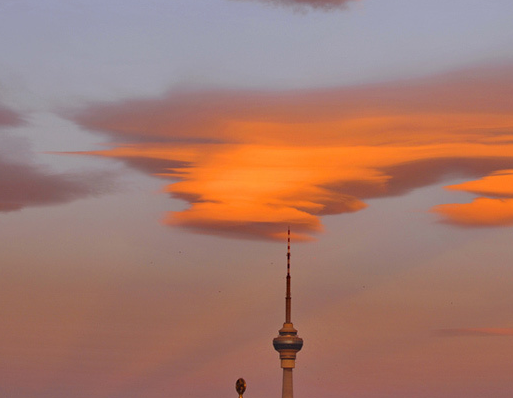 北京天空现罕见“飞碟云””