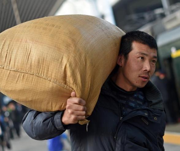 �����ڼ� ̫ԭ��վӭ��ѧ����ũ�񹤷��������