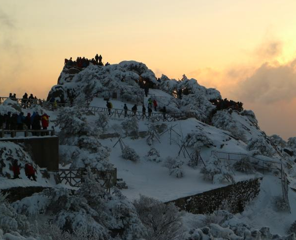 ���ջ�ɽ40���׻�ѩ���ճ��ƺ� ����ͯ�����硱