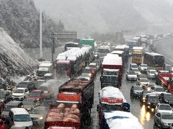 ����ͻ����ѩ ���ٹ�·��8����ӵ�³�����