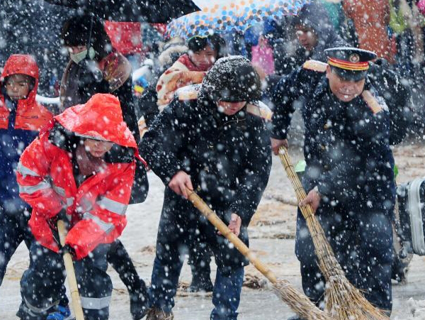 �����ٽ���ѩ ��·���ų���ѩ���ÿͳ��а�ȫ��