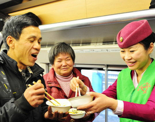 热腾腾的饺子免费送给转车务工旅客”