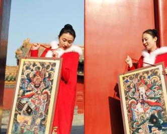 沈阳故宫挂门神迎小年”