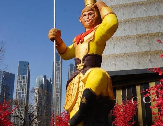 “美猴王”郑州街头闹新春”