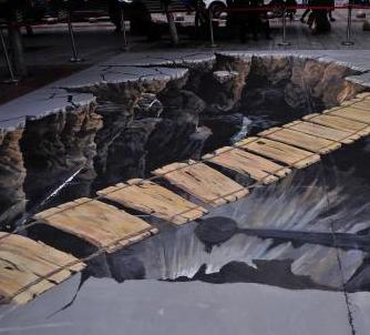 重庆步行街现巨型3D画 效果逼真吸引市民围观”