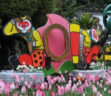 百个废轮胎造十二生肖雕塑”