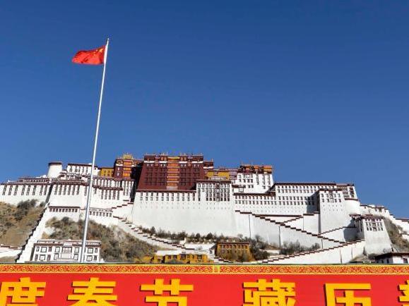 大红灯笼高高挂 拉萨喜迎春节藏历新年”