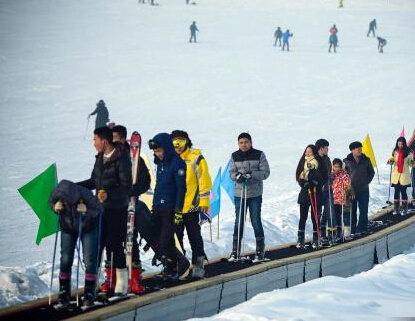 ���ڼ��� ��³ľ�뻬ѩ��ӭ�������߷塱