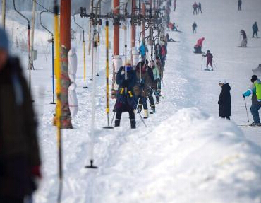 ���ڼ��� ��³ľ�뻬ѩ��ӭ�������߷塱