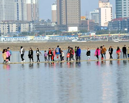 �ӽ��֡�ˮ��ʯ�������� ���������硰ˮ��Ư����