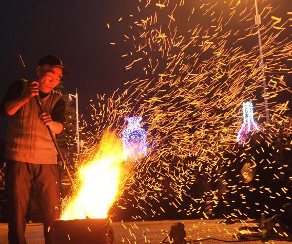 重庆“铁水流星”火花飞溅 煞为壮观”