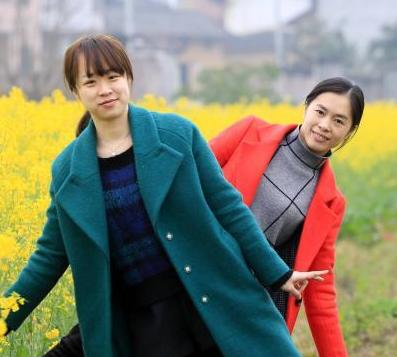 广西北部山区万亩油菜花迎春盛开引游人”