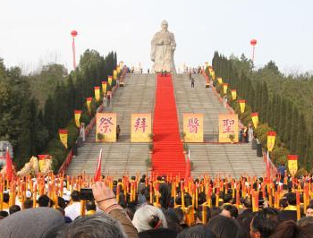 河南南阳万人祭拜张仲景”
