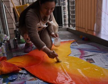 重庆“90后”美女亲手缝制《美人鱼》同款人鱼服”