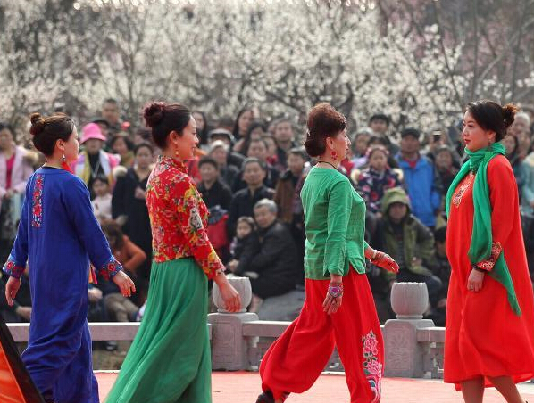 �����Ŵ�ͳ��װ�Ͼ����ޡ�