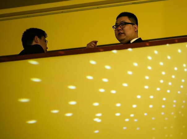 �׽���ֻ����Ӱ�ڱ�Ļ��