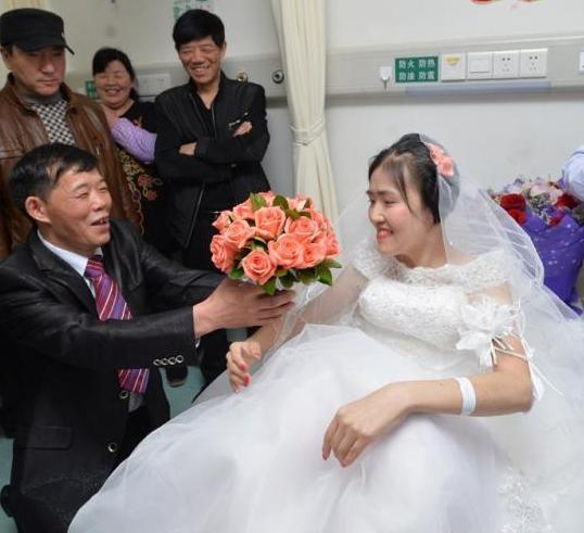 情侣相恋8年 女友患癌晚期男友病房内求婚”