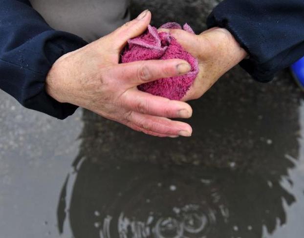 宁夏环卫工人雨水洗垃圾箱 手冻得像红萝卜”