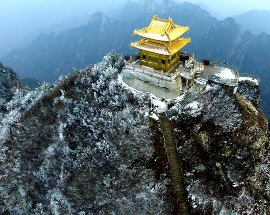 �����Ͼ�ɽ���·�ѩ ������֦���ɾ���