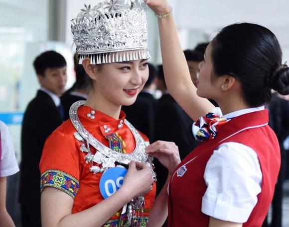 “多彩贵州”成都招空乘 民族服装格外耀眼”