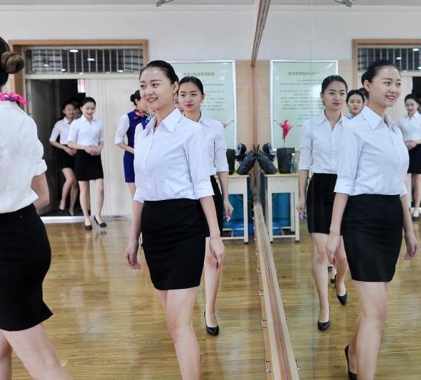 大学生竞聘空乘 外语特长应聘者“受宠””