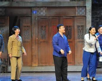 广西南宁方言剧《水街》上演 彰显城市精神”