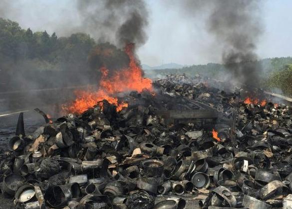 重庆商圈现20年前小卖部 吸引市民买“情怀””