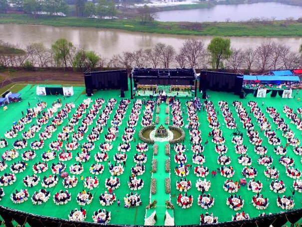 �ɶ����˽���200���Ӱ�����������