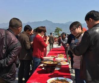 “三峡坝首第一镇”邀中外游客享佳肴”