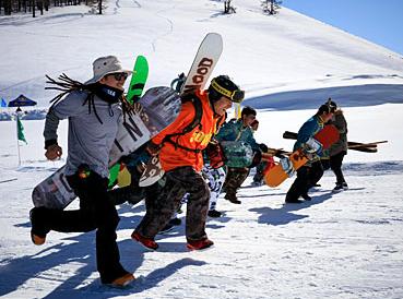 新疆喀纳斯天然雪场举办单板野雪邀请赛”