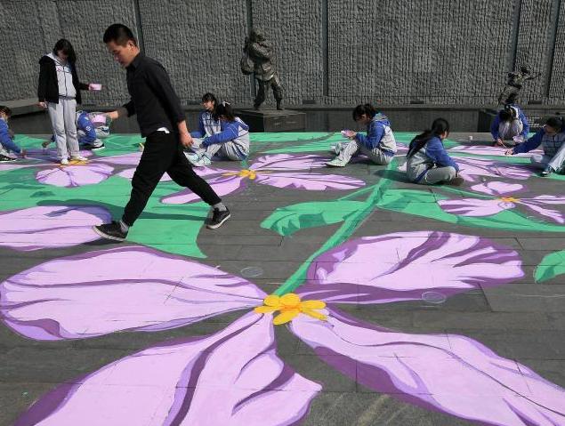 南京举办“紫金草手绘行动”缅怀遇难同胞传递和平心愿”