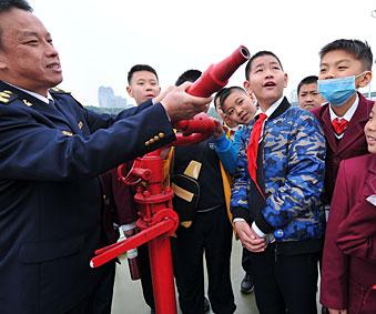 广西南宁小学生学习水上交通安全知识”