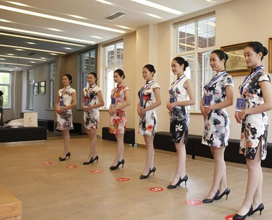 航空公司四川高校招空乘 旗袍美女面试赚眼球”