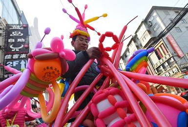 “气球人”五彩斑斓 街头揽生意”