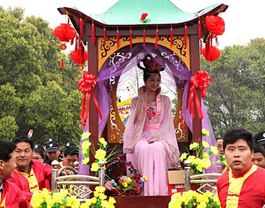 浙江德清观蚕花庙会热闹非凡”