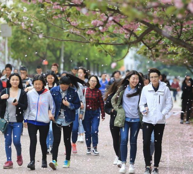 ����һ��У����Ʈ�䡰��ɫ�ꡱ ʢ��ӣ����ѧ�ӡ�